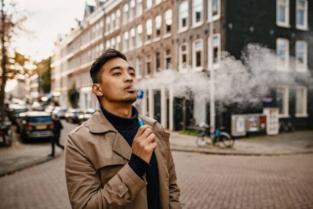Descubre cómo el papel electrónico mejora tu experiencia con los cigarrillos electrónicos con nicotina y revoluciona tu manera de fumar